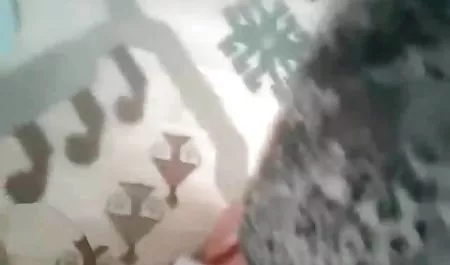 Молодший брат реальне домашній секс Люсі вдарив цей маленький крок